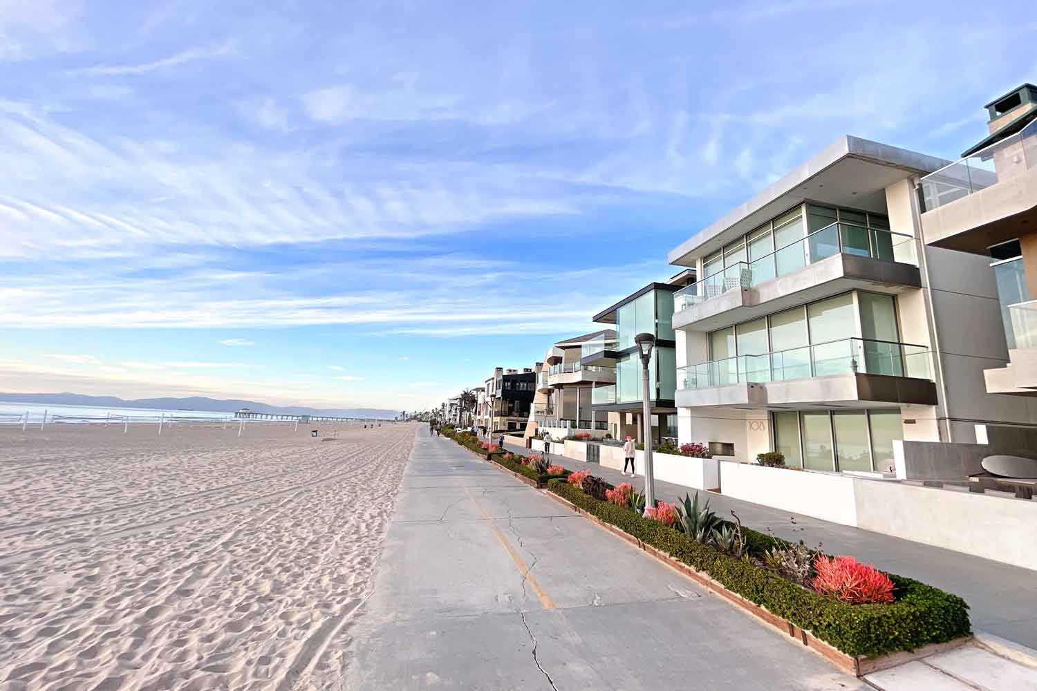 beachfront homes in Manhattan Beach - background image
