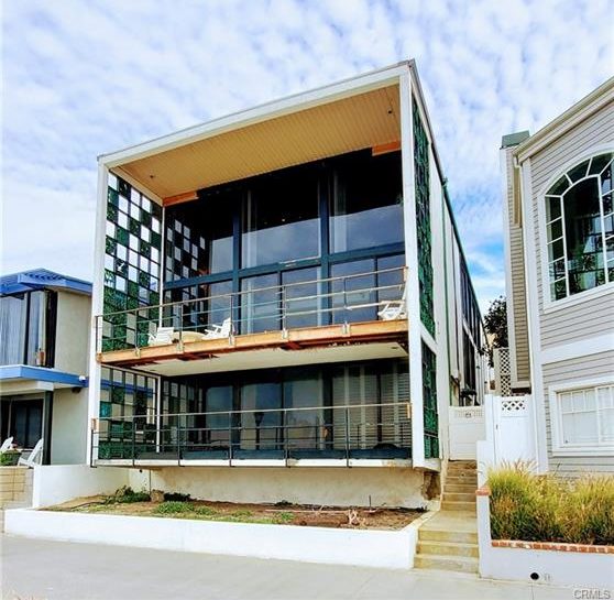 3004 The Strand Goes Into Escrow Oceanfront homes for sale on the Manhattan Beach Strand